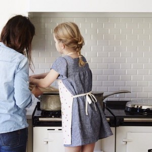 niña cocinando 